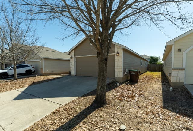 3-bedroom rental at 12246 Autumn Cherry in San Antonio, TX — photo 3