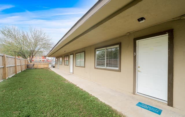 2-bedroom rental at 522 Altitude Unit 4 in San Antonio, TX — photo 2