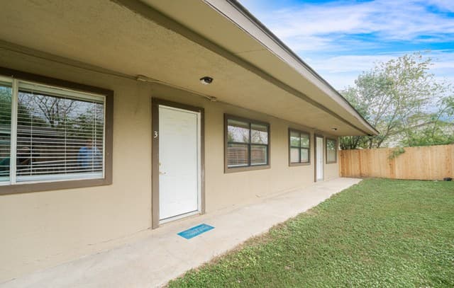 2-bedroom rental at 522 Altitude Unit 4 in San Antonio, TX — photo 3