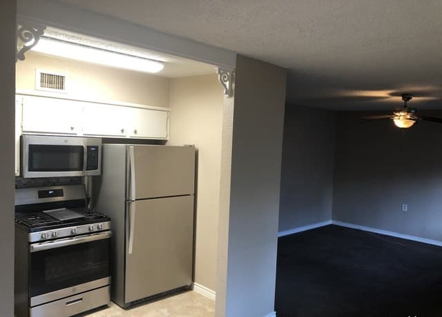 2-bedroom rental at 522 Altitude Unit 4 in San Antonio, TX — photo 4