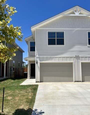 3-bedroom rental at 10335 Lynwood Creek Unit 102 in San Antonio, TX — photo 2