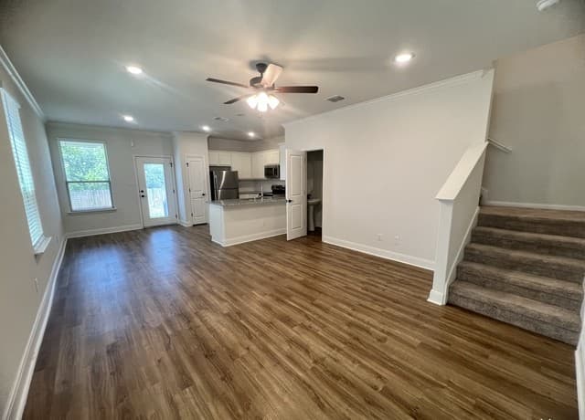 3-bedroom rental at 10335 Lynwood Creek Unit 102 in San Antonio, TX — photo 3