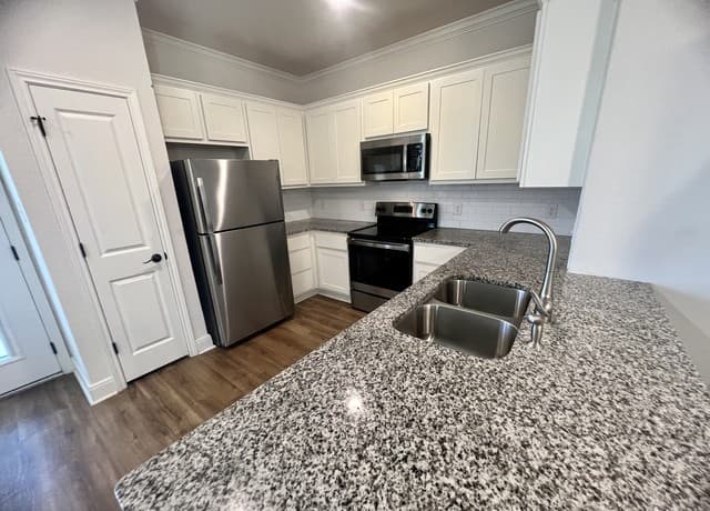 3-bedroom rental at 10335 Lynwood Creek Unit 102 in San Antonio, TX — photo 5