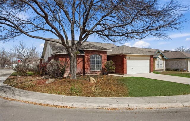 4-bedroom rental at 6373 Parkland Oaks in San Antonio, TX — photo 2