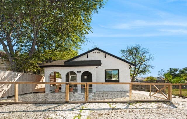 810 Dakota — photo 1