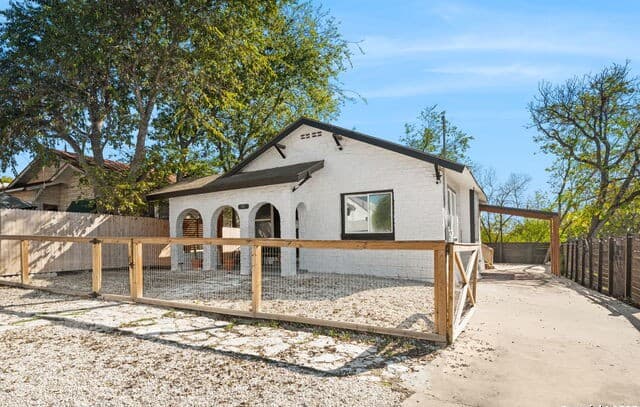 810 Dakota — photo 2