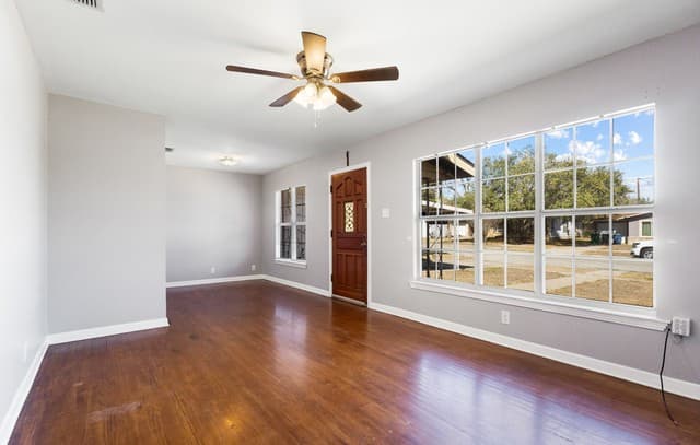 3-bedroom rental at 210 Dryden in San Antonio, TX — photo 2