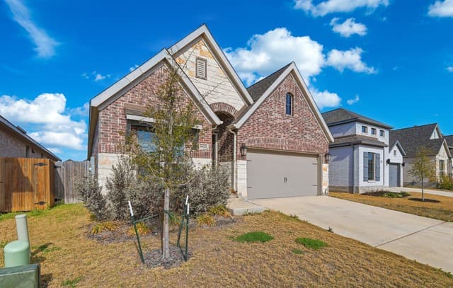 3-bedroom rental at 9923 Heeler Hand in San Antonio, TX — photo 4