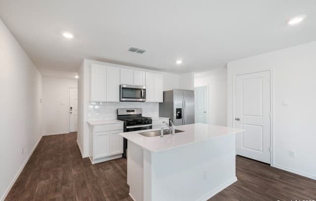 4-bedroom rental at 15203 Sacred Ibis in San Antonio, TX — photo 5