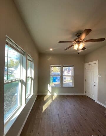 350 Barrett Pl — photo 3