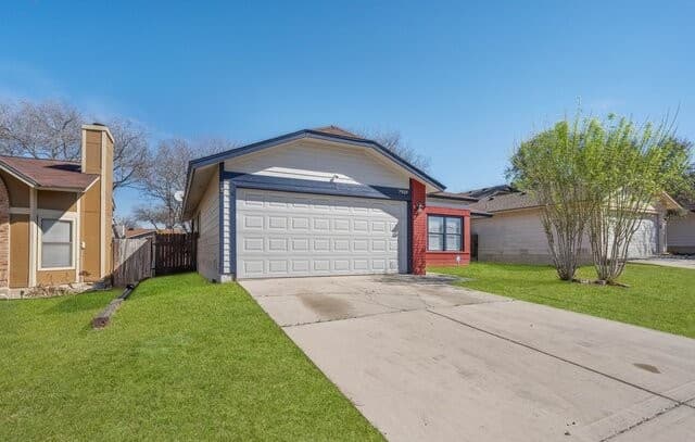 3-bedroom rental at 7919 Wayside Trail in San Antonio, TX — photo 2