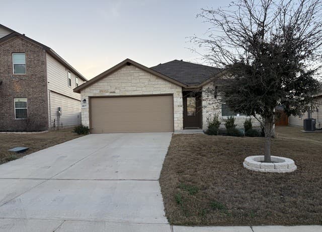 4-bedroom rental at 4837 Theralite in San Antonio, TX — photo 2