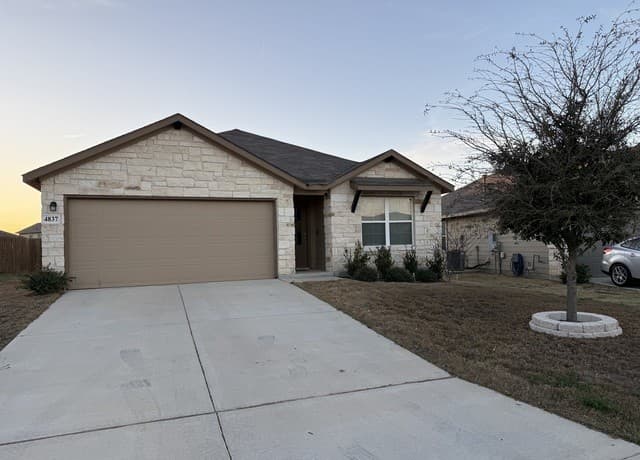 4-bedroom rental at 4837 Theralite in San Antonio, TX — photo 3