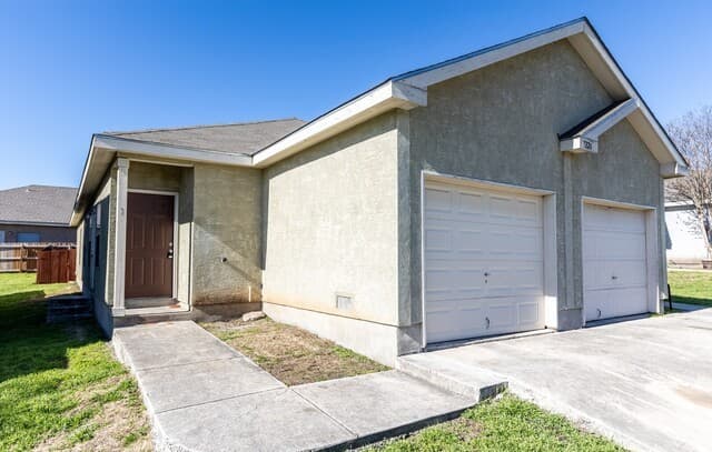 3-bedroom rental at 7226 Golf Unit 1 in San Antonio, TX — photo 2