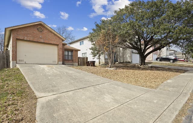 3-bedroom rental at 9711 Arcade Ridge in San Antonio, TX — photo 2