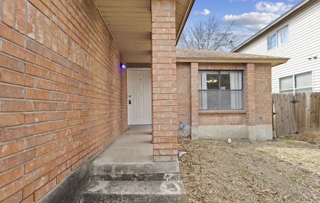 3-bedroom rental at 9711 Arcade Ridge in San Antonio, TX — photo 4