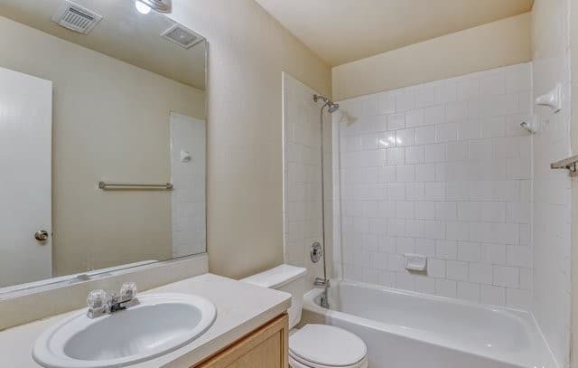 4-bedroom rental at 6615 Ivywood in San Antonio, TX — photo 2