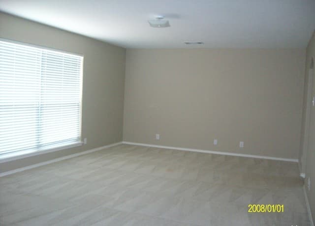 3-bedroom rental at 1122 Cockroft in San Antonio, TX — photo 4