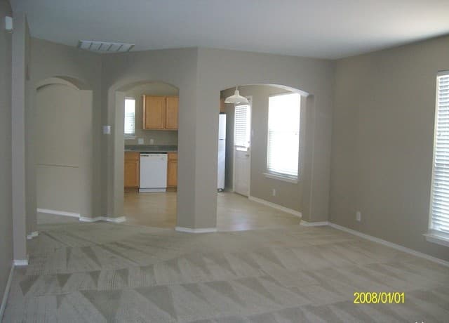 3-bedroom rental at 1122 Cockroft in San Antonio, TX — photo 5