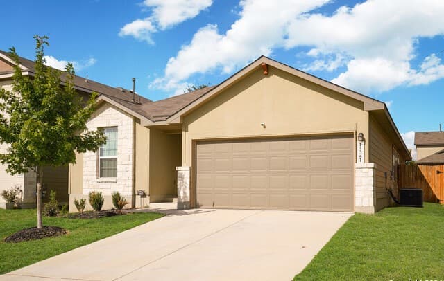3-bedroom rental at 14341 Flint Path in San Antonio, TX — photo 2