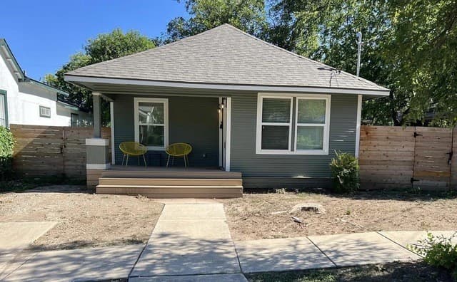 426 E Woodlawn — photo 1