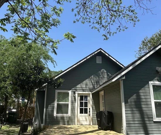 426 E Woodlawn — photo 2