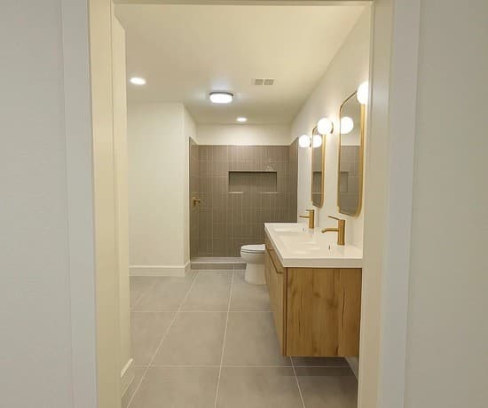 426 E Woodlawn — photo 3