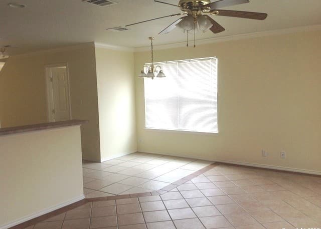 3-bedroom rental at 8017 Santa Catalina in San Antonio, TX — photo 4