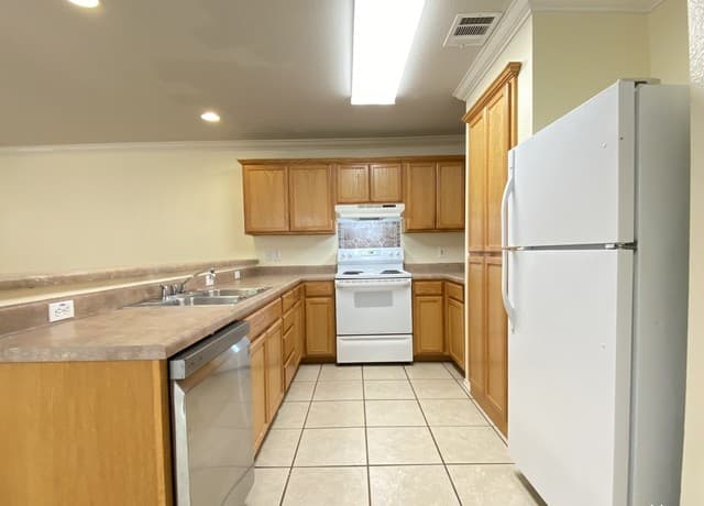 3-bedroom rental at 8017 Santa Catalina in San Antonio, TX — photo 5