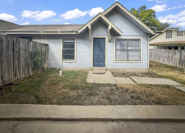 3-bedroom rental at 9627 Vale in San Antonio, TX — photo 2