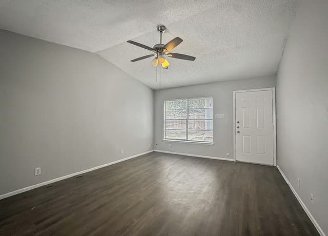 3-bedroom rental at 9627 Vale in San Antonio, TX — photo 3