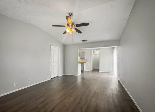 3-bedroom rental at 9627 Vale in San Antonio, TX — photo 4