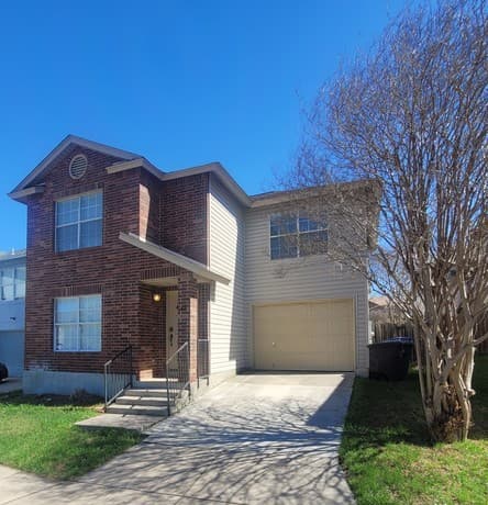 4-bedroom rental at 42 Latrobe Post in San Antonio, TX — photo 2