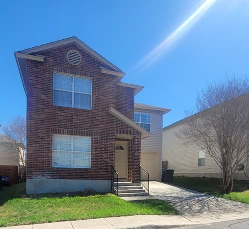 4-bedroom rental at 42 Latrobe Post in San Antonio, TX — photo 3