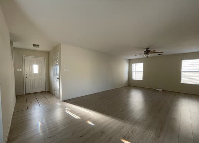 4-bedroom rental at 25447 Longbranch Run in San Antonio, TX — photo 3