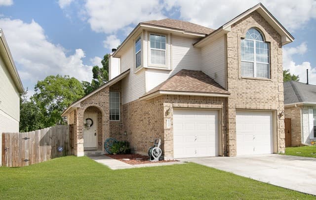 3-bedroom rental at 5858 Spring Square in San Antonio, TX — photo 3