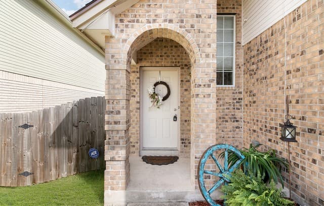 3-bedroom rental at 5858 Spring Square in San Antonio, TX — photo 4