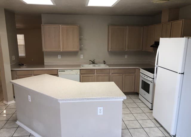4-bedroom rental at 6311 Donely in San Antonio, TX — photo 2