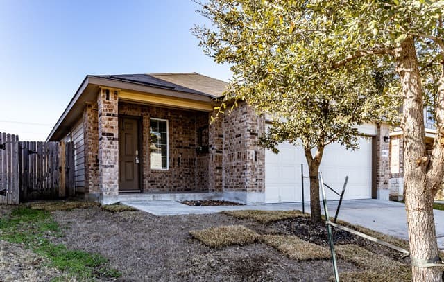 3-bedroom rental at 11902 Mulberry Creek in San Antonio, TX — photo 2