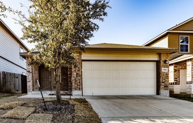 3-bedroom rental at 11902 Mulberry Creek in San Antonio, TX — photo 3