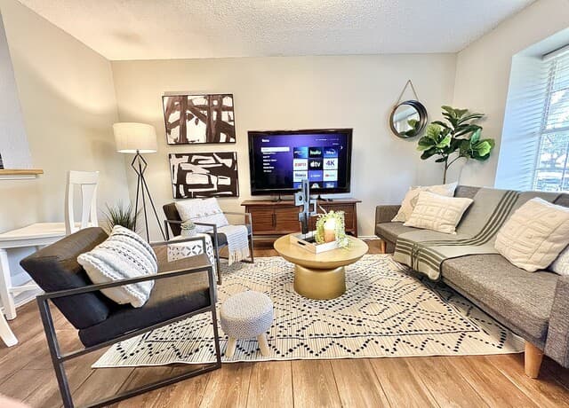2-bedroom rental at 10254 Dover Unit 302 in San Antonio, TX — photo 2