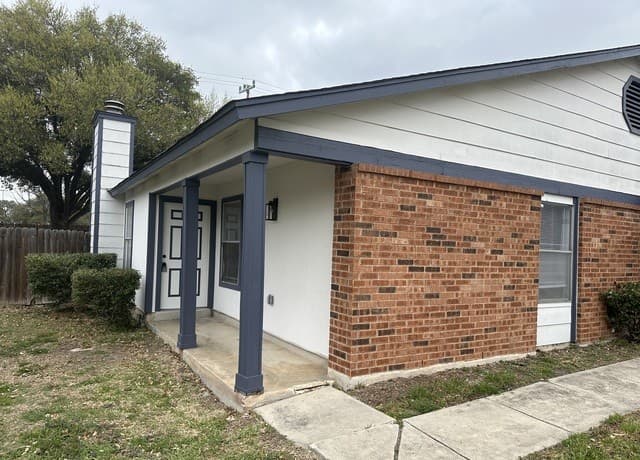 2-bedroom rental at 6303 Waddesdon Wood in San Antonio, TX — photo 2
