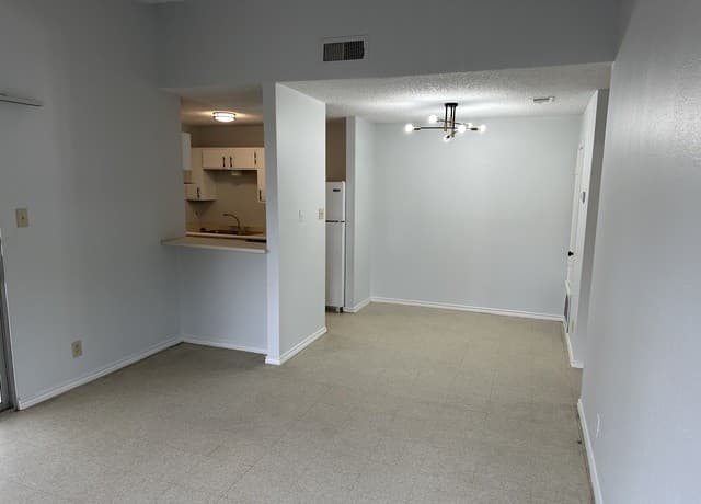 2-bedroom rental at 6303 Waddesdon Wood in San Antonio, TX — photo 4