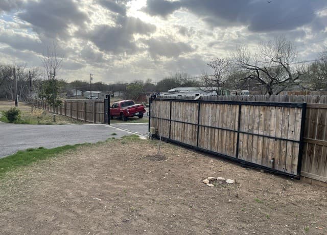 3-bedroom rental at 13510 Elm Forrest in San Antonio, TX — photo 3
