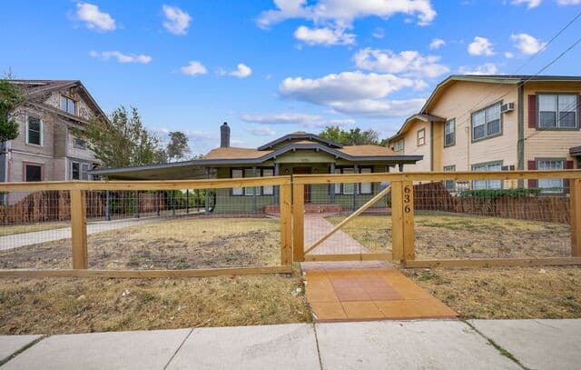 636 Rigsby — photo 2