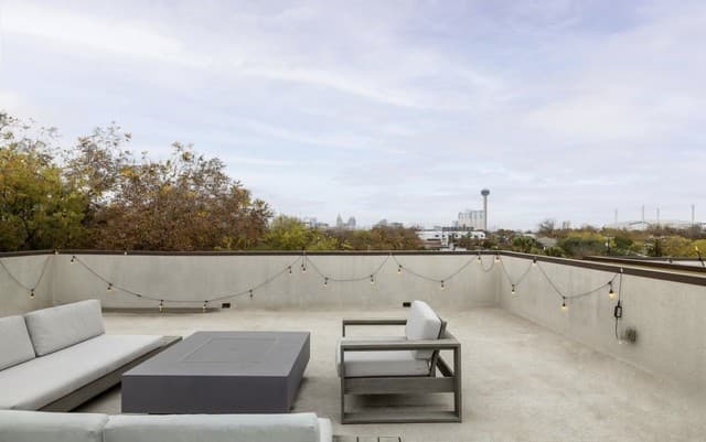 1519 S Presa — photo 2