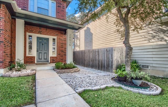 3-bedroom rental at 20515 Tree Meadows in San Antonio, TX — photo 2