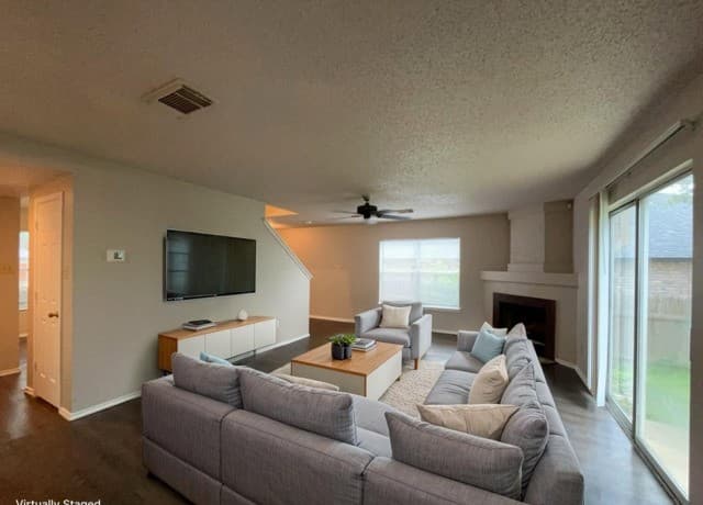 3-bedroom rental at 10535 Dugas Drive in San Antonio, TX — photo 2