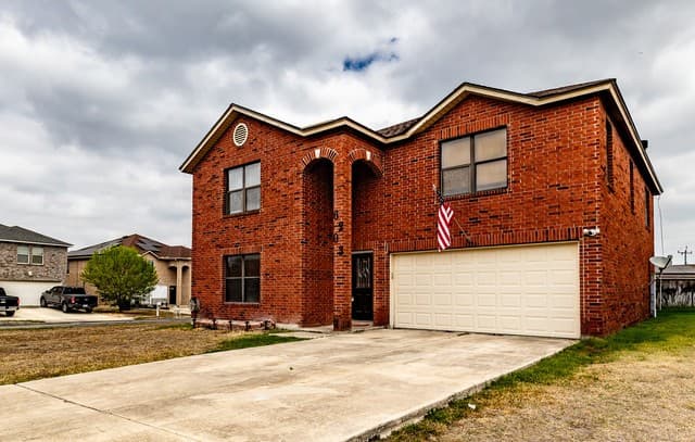 3-bedroom rental at 6203 Lakeview Dr in San Antonio, TX — photo 2