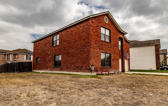3-bedroom rental at 6203 Lakeview Dr in San Antonio, TX — photo 3